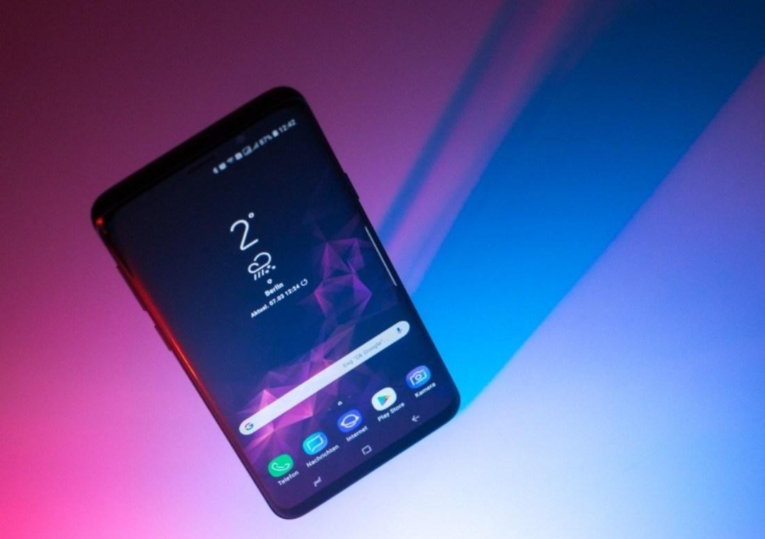 سامسونج سجلت براءة اختراع جوال بلا حواف وشاشة خلفية