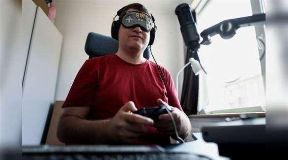 بطل لعبة “ستريت فايتر” كفيف يواجه خصومه على “تويتش”