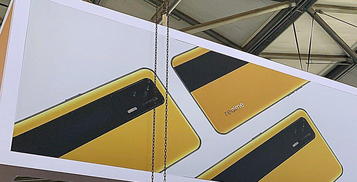 ملصق إعلاني لمعرض MWC يكشف عن تصميم هاتف Realme GT