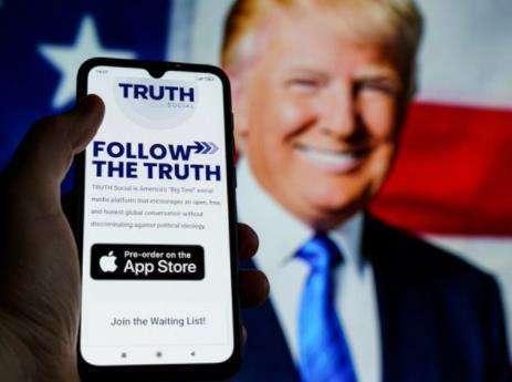 ترامب يُفعّل حسابه رسمياً على منصته تروث سوشيال.. وهذا أول ما قاله