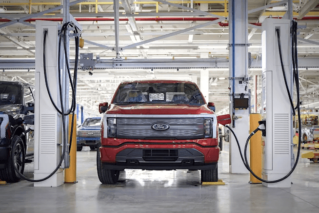 Ford بدأت في إنتاج شاحنتها الكهربائية الصغيرة F-150 Lightning