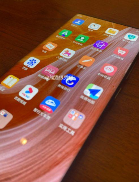 صور مسربة توضح تصميم هاتف ZTE Axon 40 بكاميرة أسفل الشاشة