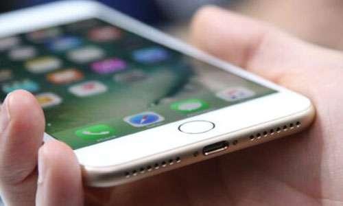 فضيحة إبطاء هواتف الايفون ذات البطاريات القديمة تطل برأسها من جديد!