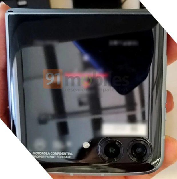 صور حية تكشف عن اللمحات الأولى لتصميم هاتف موتورولا Razr المرتقب