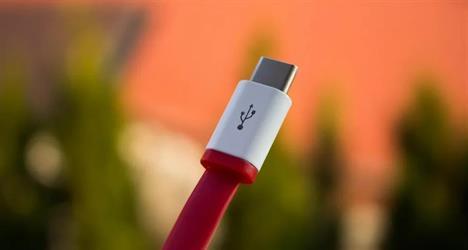 الاتحاد الأوروبي يعتمد شواحن “USB-C” لجميع الهواتف والأجهزة الإلكترونية