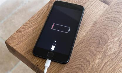 خبراء: تحديث أيفون الأخير يؤدي إلى تدهور عمر البطارية