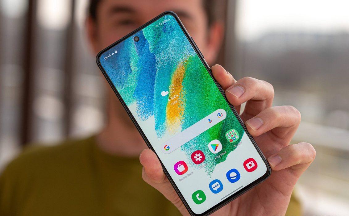 سامسونج تستعد قريباً لإطلاق تحديث One UI 5.0 لهاتف Galaxy S21 FE