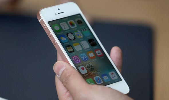 ابل تبدأ في بيع جوالها الأصغر والأرخص والأفضل في رأي الكثيرين من جديد