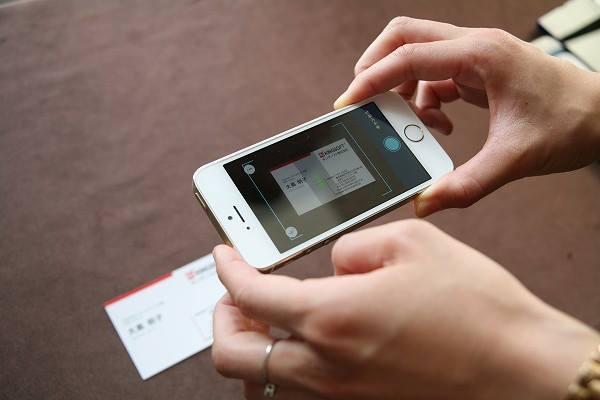 تطبيق Business Card Scanner لتصوير بطاقات الأعمال أو الفواتير والاحتفاظ بها بشكل مرتب