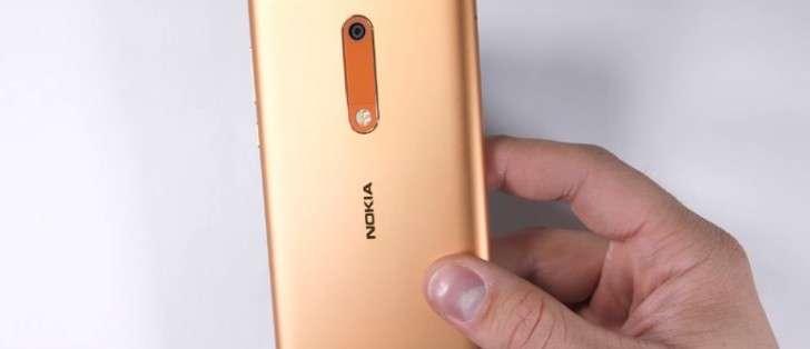 بالفيديو: هاتف نوكيا 5 يتخطى اختبارات الصلابة