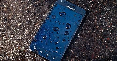 كيف تنقذ هاتفك الذي سقط في الماء؟ إليك ما يجب فعله على الفور