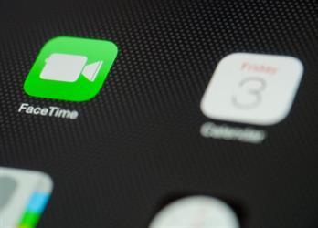 “أبل” تطلق ميزة جديدة تعمل على تحسين المكالمات الصوتية والمرئية