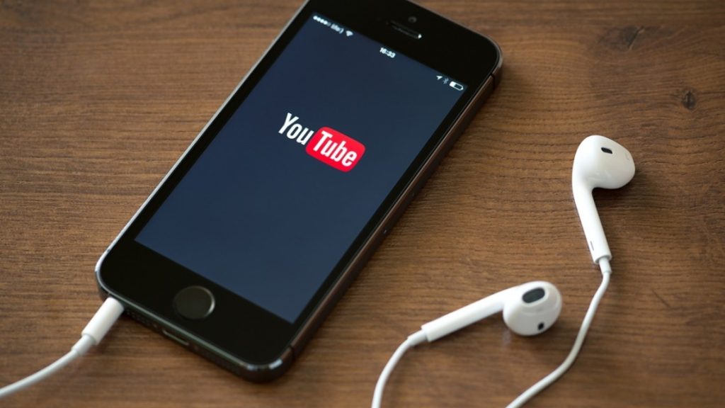3 مميزات خفية قد لا تعرفها عن يوتيوب 3 20150904201547 youtube iphone display desk 1140x641 - مدونة التقنية العربية