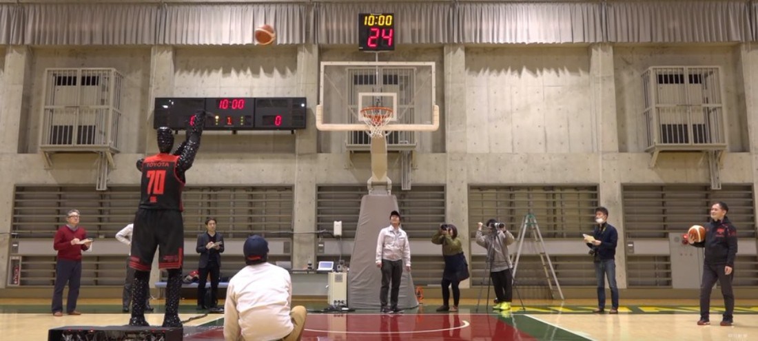 Toyota Robot - بالفيديو: اختراع رجل آلي يقدر على لعب كرة السلة مثل "سلام دانك"