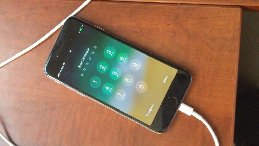 تقرير أمني جديد يكشف طريقة جديدة لتجاوز رمز مرور أي جهاز يعمل بنظام تشغيل iOS 3 Dgc50prWsAAFFzF - مدونة التقنية العربية