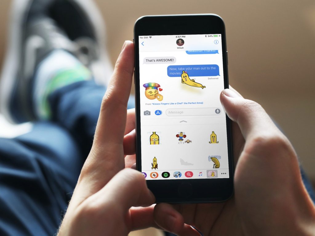 تعرف على كيفية تعطيل إشارة تأكيد قراءة الرسائل المرسلة في iMessage على آيفون 3 iMessage apps stickers iphone mockuuup 0 - مدونة التقنية العربية