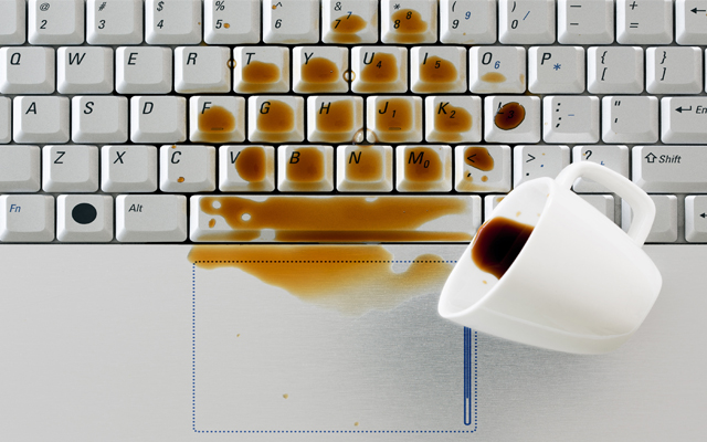 coffee spilled keyboard - مدونة التقنية العربية
