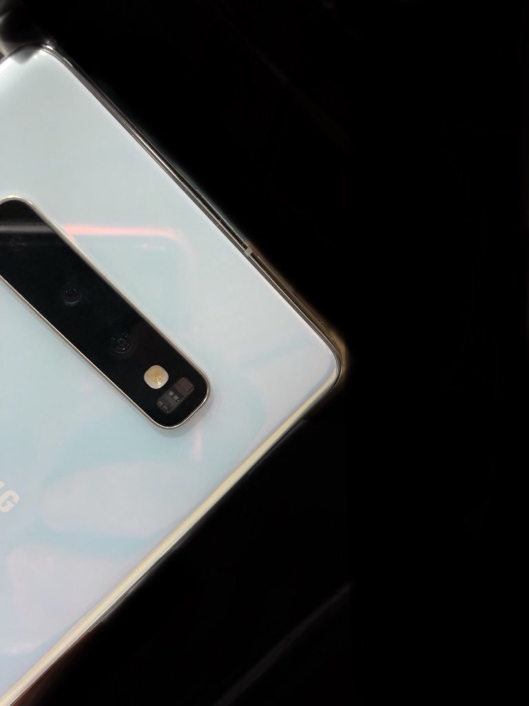 صورة حية جديدة لجوال جالكسي S10 بكاميرا ثلاثية مستقيمة ولون أبيض 3 pearl white Galaxy S10 - مدونة التقنية العربية