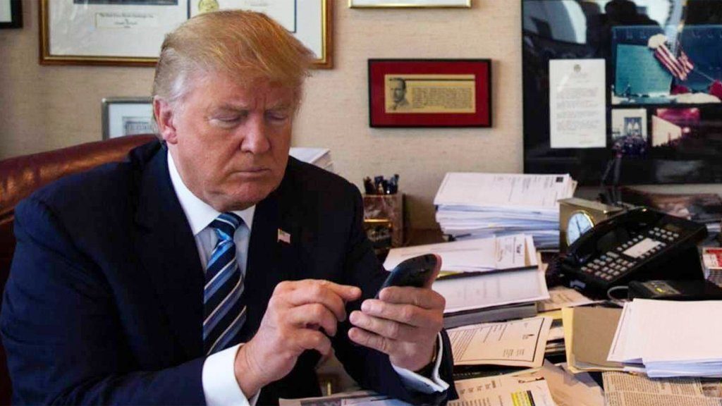 ترامب يستعد لتوقيع أمر رئاسي يمنع الشركات الأمريكية من استخدام أجهزة الشركات الصينية 3 trump iphone - مدونة التقنية العربية
