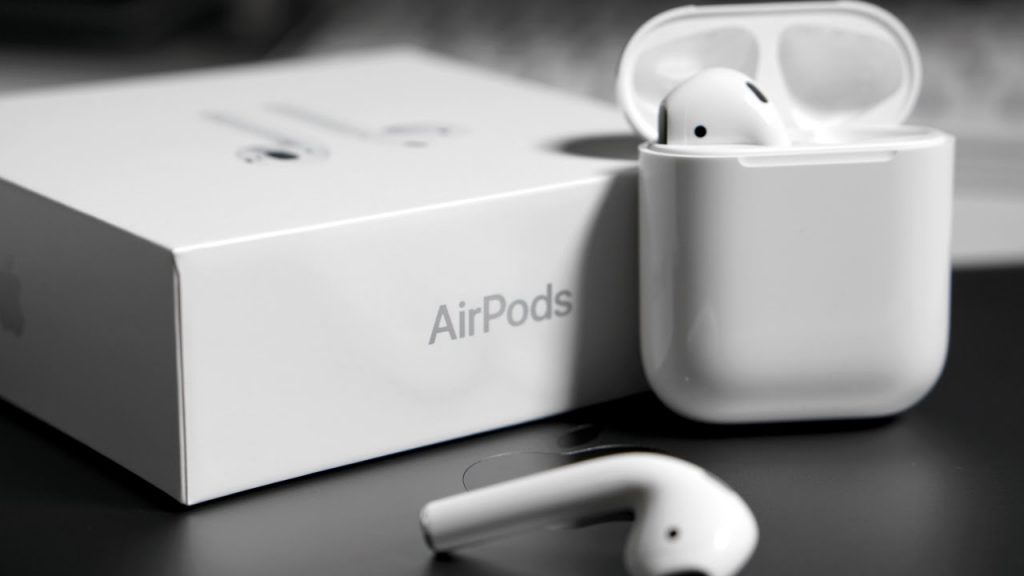 مقارنة بين سماعة آبل AirPods اللاسلكية الجديدة والسابقة، وأبرز المزايا الجديدة 3 AirPods 2.0 - مدونة التقنية العربية
