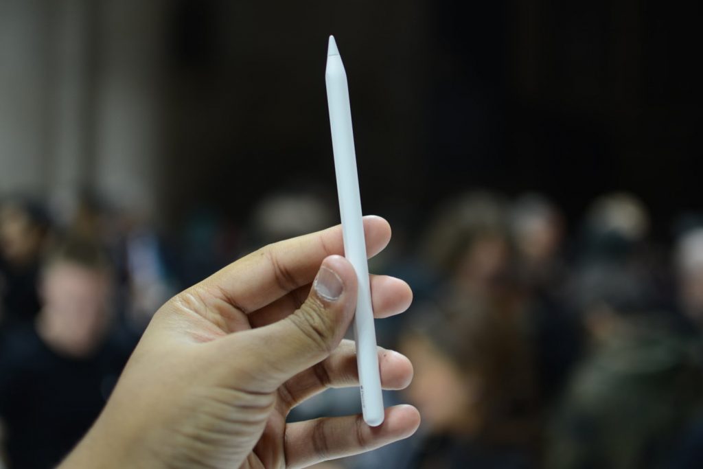 شركة آبل تقر أن قيامك بشحن قلم آبل الجيل الثاني قد يمنعك من فتح سيارتك! 3 apple pencil 2018 2 - مدونة التقنية العربية