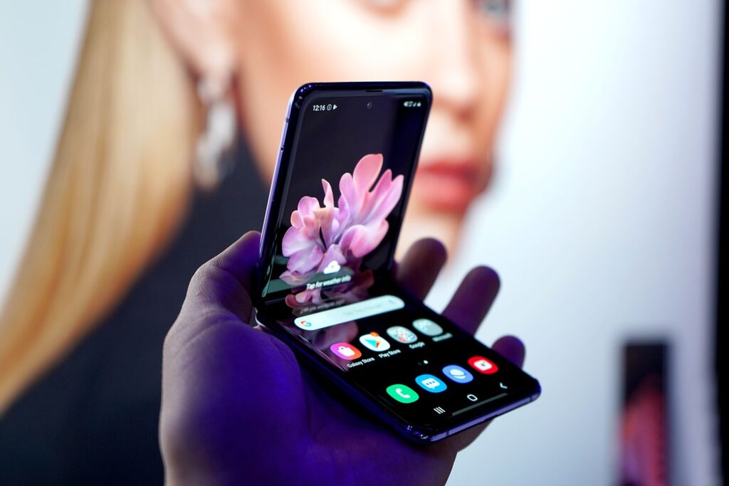 مبيعات Galaxy Z Flip تنمو في شهر مارس في ظل تخبط سلسلة هواتف Galaxy S20 Series الرائدة 2 d985d8a8d98ad8b9d8a7d8aa galaxy z flip d8aad986d985d988 d981d98a d8b4d987d8b1 d985d8a7d8b1d8b3 d981d98a d8b8d984 d8aad8aed8a8d8b7 d8b3d984 5eb3736404291 - مدونة التقنية العربية
