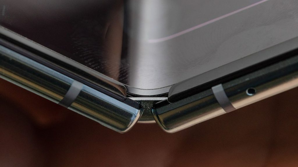 شاشة Galaxy Fold تتعرض للإنكسار بعد يوم واحد فقط 2 My Samsung Galaxy Fold screen - مدونة التقنية العربية