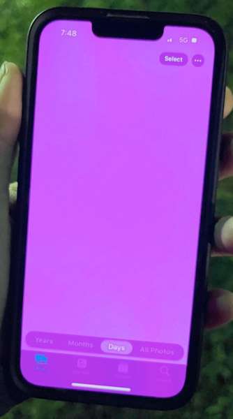مشكلة "الشاشة الوردية" تصيب بعض هواتف ايفون 13