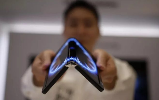 LG تكشف عن جهاز بشاشة OLED تدعم الإنحناء حتى 360 درجة