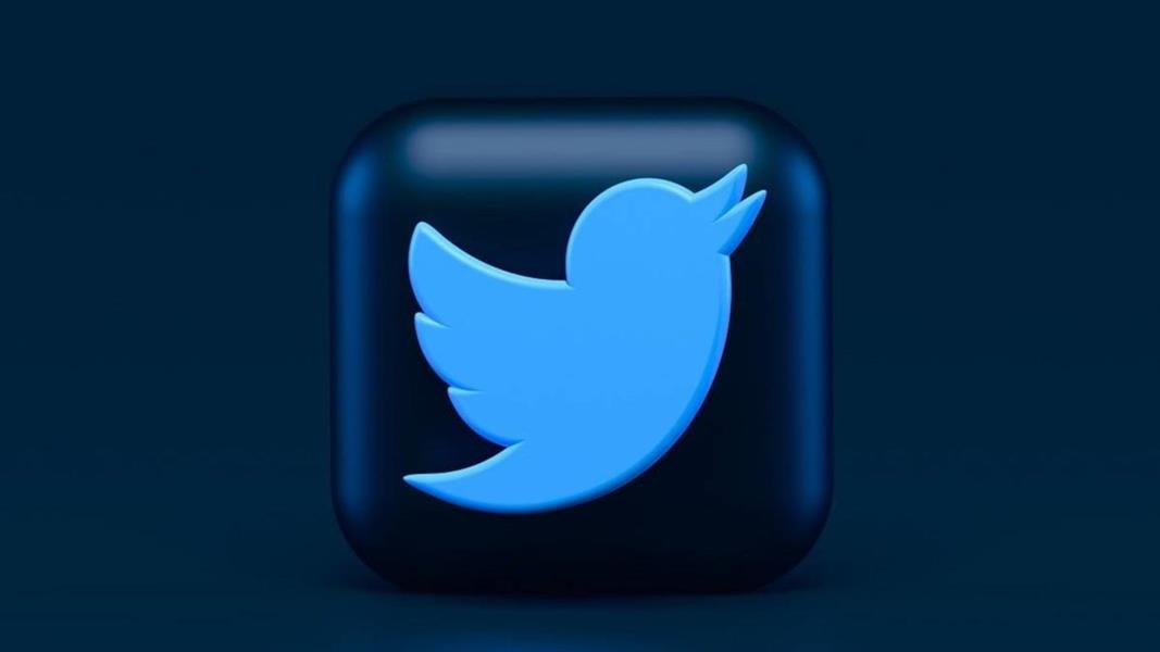 "تويتر" يطيح بمسؤولَيْن كبيرَيْن ويُوقف التوظيف 