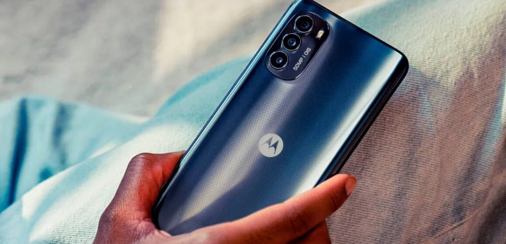 Motorola تستعد لإطلاق هاتف من الفئة المتوسطة بقدرة شحن 33W