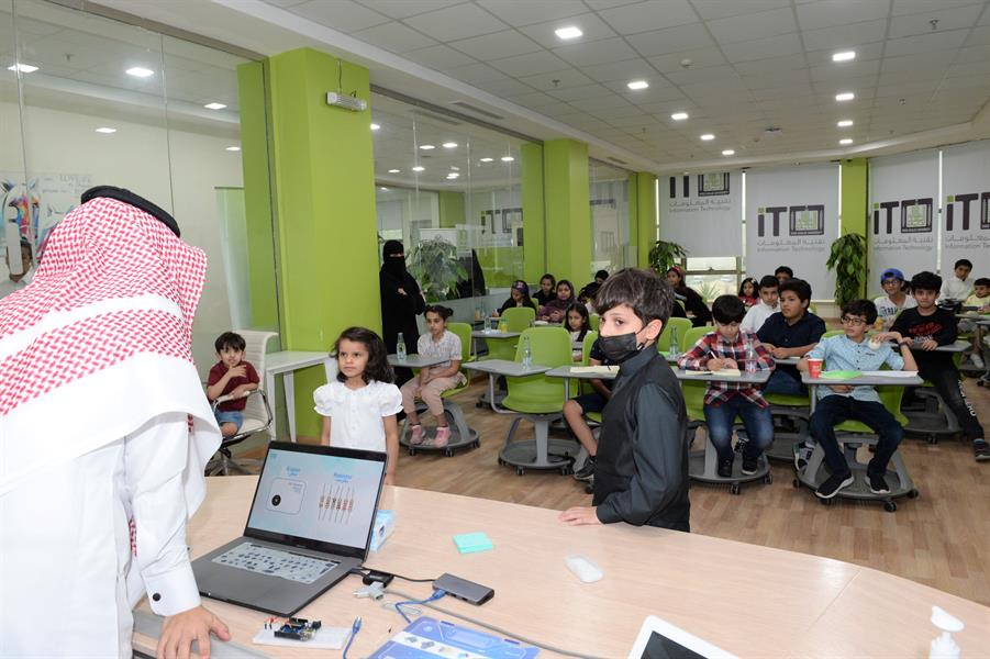 جامعة الملك خالد تدرب 40 طفلًا على أساسيات برمجة "الروبوتات"