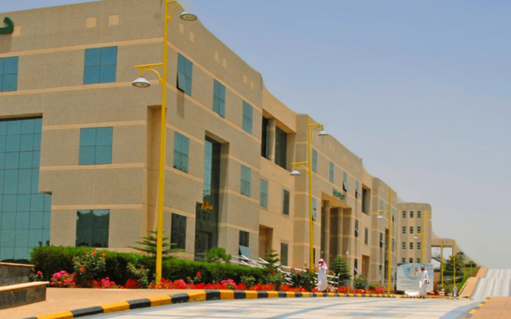 مبنى جامعة الملك خالدAR08102022 1024x640 1 - جامعة الملك خالد، داعمة البحث العلمي، شروط وطريقة التقديم فيها