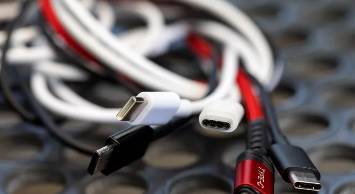 الإتحاد الأوروبي يلزم الشركات المصنعة للهاتف لدعم الإصدارات القادمة بمنافذ USB-C