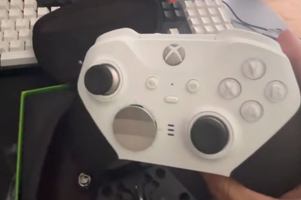 رصد ذراع التحكم القادم Xbox Elite Series 2 باللون الأبيض