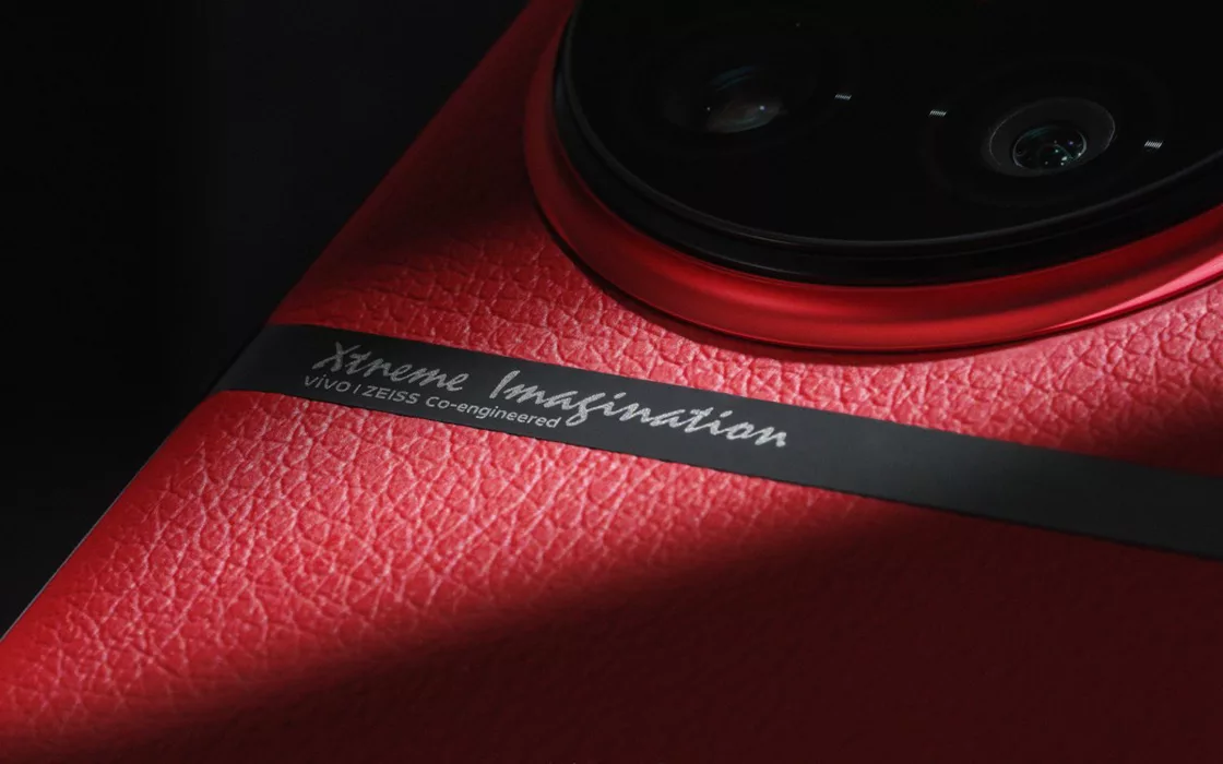 صور حية لهاتف Vivo X90 Pro Plus بتصميم جلدي باللون الأحمر