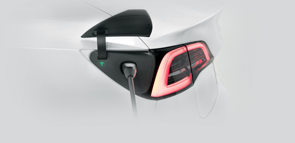 Tesla تؤكد على تفوق نظامها الخاص للشحن على موصلات CCS