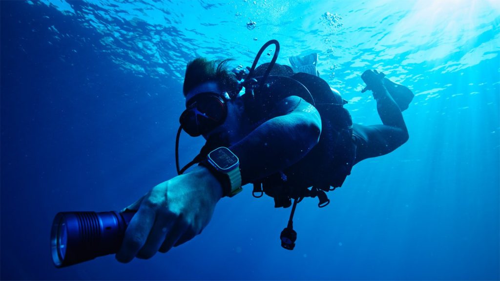 أبل تعلن عن تطبيق +Oceanic الذي يجعل ساعة Watch Ultra بمثابة جهاز للغوص