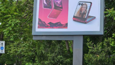 إعلانات هاتف Motorola Razr 40 Ultra تظهر على اللوحات الإعلانية في أوروبا