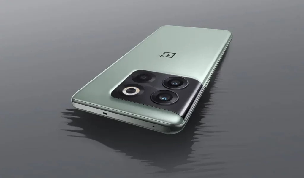 هاتف OnePlus 10T يحصل على تحسينات في عمر البطارية واستقرار الكاميرا والمزيد مع تحديث OxygenOS 13.1 الجديد