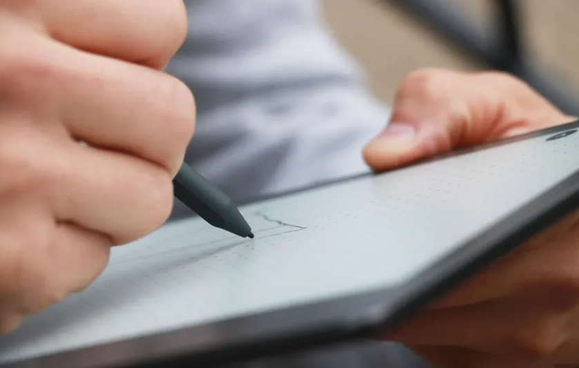 تحديث Kindle Scribe يضيف فرشًا جديدة ونظام أفضل #MWC23